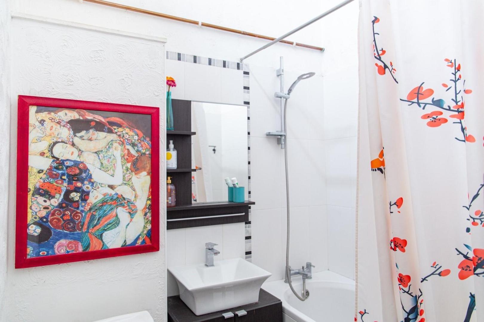 Plush For Four In Brixton Apartment